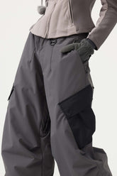 Pantalones de nieve holgados con bolsillos cargo y bloques de color gris oscuro para mujer